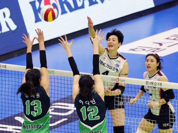 22일 오후 경기도 수원시 장안구 수원실내체육관에서 열린 프로배구 '2021-22시즌 도드람 V리그' 여자부 현대건설과 IBK기업은행의 경기에서 기업은행 김희진이 공격을 하고 있다. 2022.2.22/뉴스1 ⓒ News1 이재명 기자