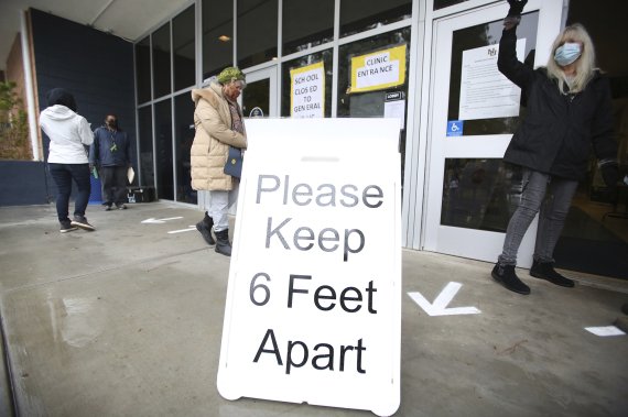 지난해 1월 27일 미국 캘리포니아주 그래스밸리의 한 고등학교에 '6피트(1.82m) 거리두기'를 요구하는 간판이 서 있는 모습.AP연합뉴스