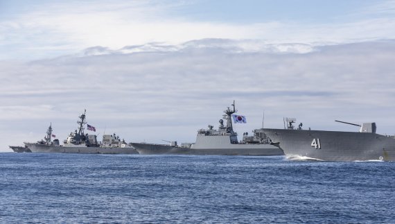 '퍼시픽뱅가드 2021' 훈련에 참가한 각국 함선들. 왼쪽부터 일본 해상자위대 호위함 '마키나미', 미국 해군 구축함 '라파엘 페랄타', 우리 해군 구축함 '왕건함', 호주 해군 구축함 '브리즈번' (미 해군 태평양함대) ⓒ 뉴스1