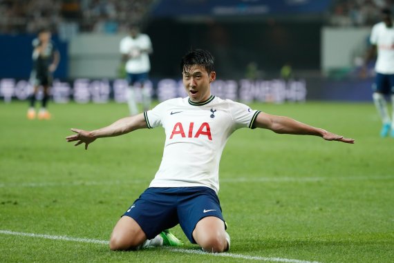 [서울=뉴시스]    Repórter Jeong Byung-hyuk = Son Heung-min, do Tottenham Hotspur, comemora após marcar um gol durante a primeira partida da série Coupang Games no Estádio da Copa do Mundo de Seul em Mapo-gu, Seul, em 13.07.2022.  jhope@newsis.com