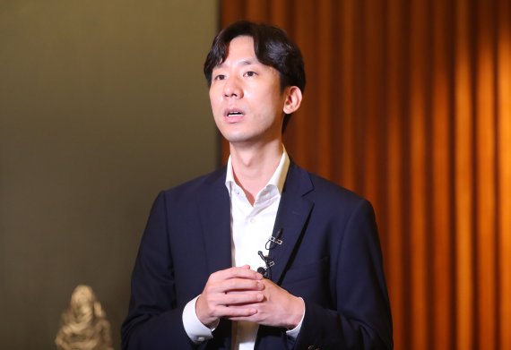 [서울=뉴시스] 배훈식 기자 = 박재욱 쏘카 대표이사가 3일 오전 서울 영등포구 콘래드 서울 호텔에서 열린 쏘카 기업공개(IPO) 기자간담회에 참석해 취재진의 질문에 답하고 있다. 2022.08.03. dahora83@newsis.com