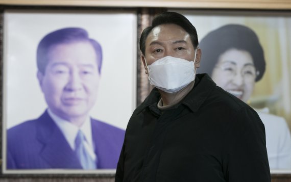 윤석열 국민의힘 대선 후보가 지난 3월23일 오후 전남 신안군 하의도 고 김대중 전 대통령의 생가를 찾아 참배한 뒤 돌아서고 있다. 2022.2.23/뉴스1 ⓒ News1 구윤성 기자