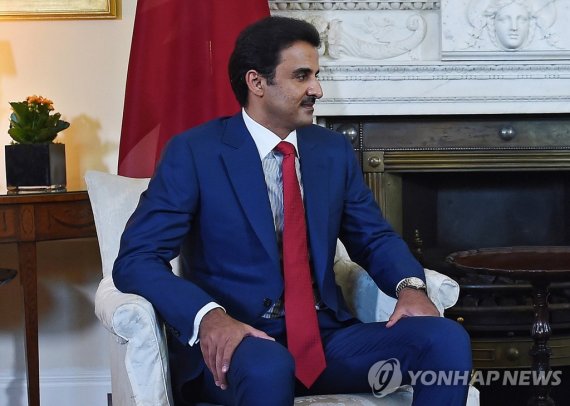 2018년 셰이크 타밈 빈 하마드 알사니 카타르 군주(에미르) epa06907766 Emir of Qatar, Tamin bin Hamad Al Thani sits for talks with British Prime Minister Theresa May (not pictured) at 10 Downing Street in London, Britain, 24 July 2018. May hosts Al Thani for a working lunch. EPA/ANDY RAIN / POOL