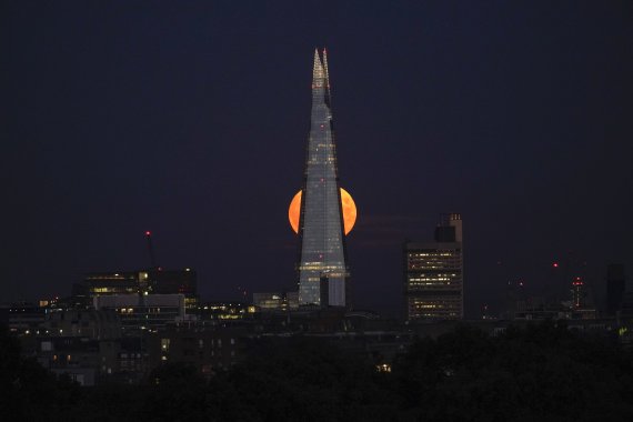 [런던=AP/뉴시스] 11일(현지시간) 영국 런던의 샤드 타워 뒤로 슈퍼문이 떠오르고 있다. 2022.08.12.