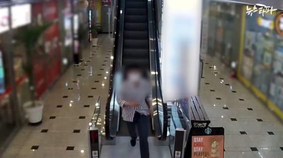 B씨가 범행 후 상가를 빠져나가는 모습. (뉴스타파 갈무리) ⓒ News1