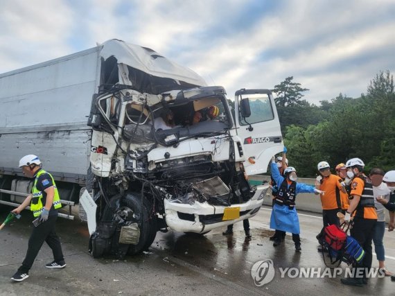 논산 호남고속도로서 화물차끼리 추돌…3명 부상 - 파이낸셜뉴스