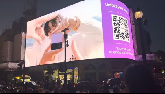 영국 런던 피카달리 광장에 설치된 옥외 광고판에 갤럭시Z플립4가 함께 담긴 BTS 신곡 'Yet To Come' 뮤직비디오가 나오자 팬들이 환호하고 있다. 유튜브 캡처