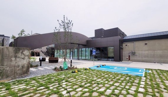 세종시 근현대사의 숨결이 깃든 조치원읍 남리 옛 한림제지 공장이 복합문화공간으로 탈바꿈해 12일 문을 열었다. 세종시는 이날 현지에서 '조치원 1927' 개관식을 열고 본격 운영에 들어갔다. 사진은 조치원 1927 전경. 연합