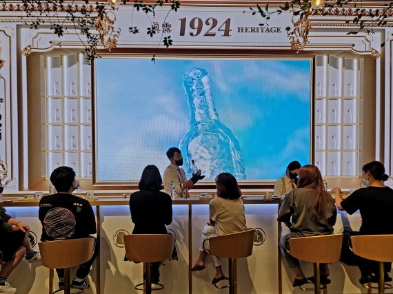 서울 영등포구 더현대서울에 자리한 '진로1924 헤리티지' 팝업스토어에서 시민들이 설명을 들으며 술맛을 보고있다. 사진=박문수 기자
