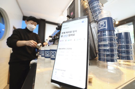 12일 서울시 성동구의 한 베이커리에서 KT AI 통화비서가 고객의 요청사항을 받고 있다. KT 제공
