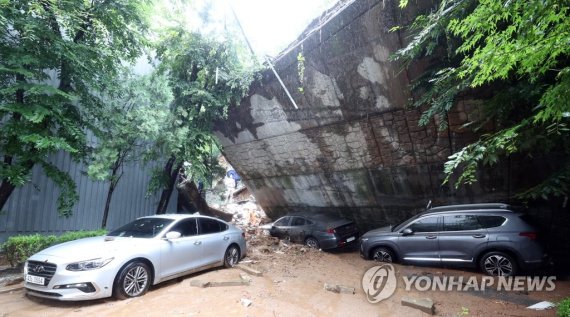 지난 8일 폭우 당시 축대가 무너졌던 서울 동작구 극동아파트. /연합뉴스