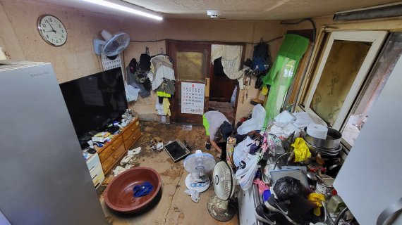 11일 오전 서울 강남구 구룡마을 주민이 침수된 집을 정리하고 있다. 22.08.11/뉴스1 ⓒ 뉴스1 이비슬 기자