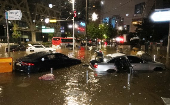 8일 서울 서초구 진흥아파트 인근 도로가 침수돼 차량이 물에 잠겨 있다. 2022.8.8/뉴스1 ⓒ News1 송원영 기자