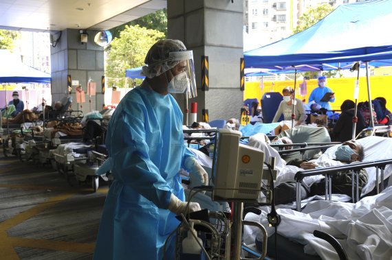 [홍콩=AP/뉴시스] 2일(현지시간) 홍콩의 카리타스 병원 밖 임시 대기소에 마련된 병상에서 환자들이 진료를 기다리고 있다. 넘치는 코로나19 환자로 병원에 과부하가 걸려 일부 환자들은 병원 밖에서 대기하는 상황이 벌어지고 있다. 2022.03.02.