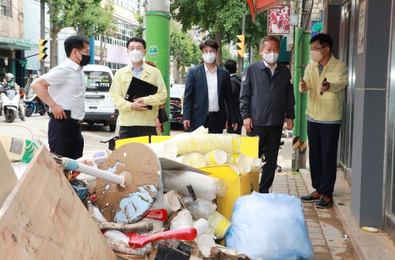 [서울=뉴시스] 권창회 기자 = 이상민 행정안전부 장관이 11일 오후 집중호우로 피해를 입은 서울 관악구 관악신사시장을 방문해 관계자로부터 애로사항을 청취하고 있다. (사진=행정안전부 제공) 2022.08.11. photo@newsis.com *재판매 및 DB 금지