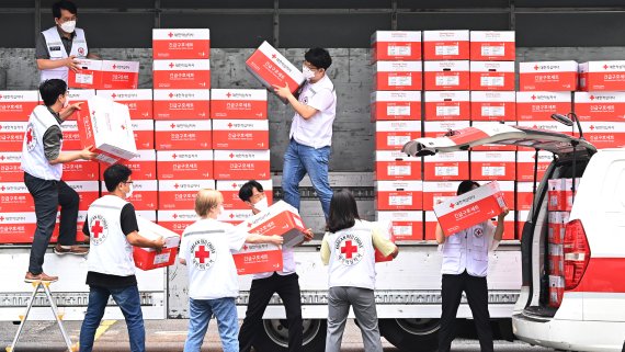 [수원=뉴시스] 김종택기자 = 수도권 등 중부지방에 내린 집중호우로 피해가 속출하고 있는 11일 오전 경기도 수원시 권선구 대한적십자사 경기도지사에서 직원들이 이재민들에게 전달할 긴급구호세트를 차량에 옮기고 있다. 2022.08.11. jtk@newsis.com