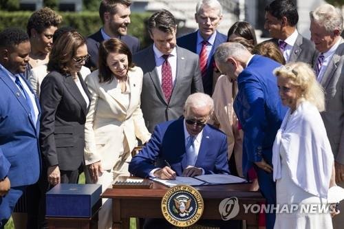 조 바이든 미국 대통령이 9일 백악관에서 반도체법에 서명하고 있다. 연합뉴스