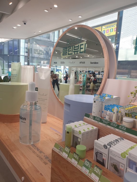 클린뷰티 브랜드는 착한 성분, 친환경, 동물보호를 기준으로 올리브영이 자체적으로 브랜드를 선정해 체험 부스로 만들었다. ⓒ 뉴스1 유민주 기자