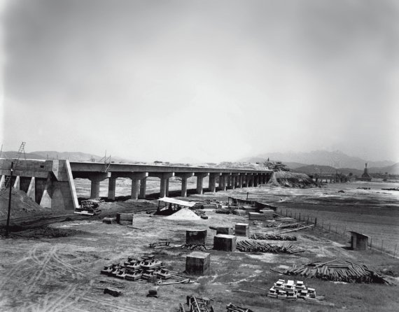 [사진 속 어제와 오늘] 한강 다리 ① 제2 한강교(현 양화대교) 건설 현장. 1962년 6월 20일 착공해 1965년 1월 25일에 준공했다. 1964년 [서울시 제공]