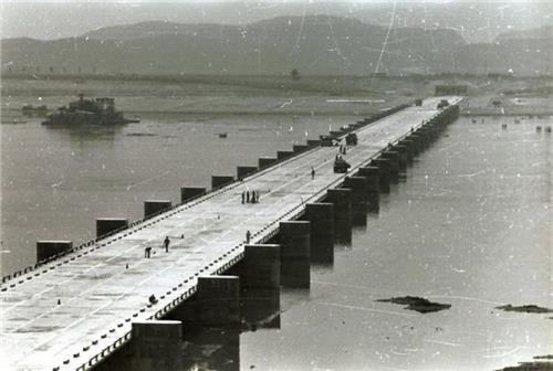 [사진 속 어제와 오늘] 한강 다리 ① 준공을 앞둔 잠수교. 위에 지어진 반포대교는 1982년 6월 준공했다. 1976년 [서울시 제공]