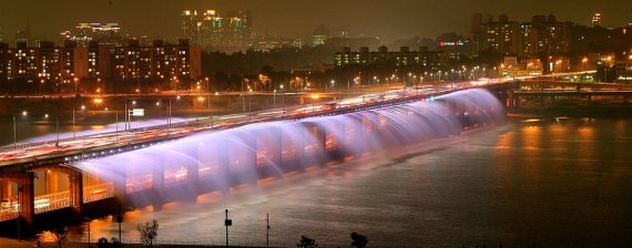 [사진 속 어제와 오늘] 한강 다리 ① 반포대교 '낙하분수' 준공. 2008년 [연합뉴스 자료사진]