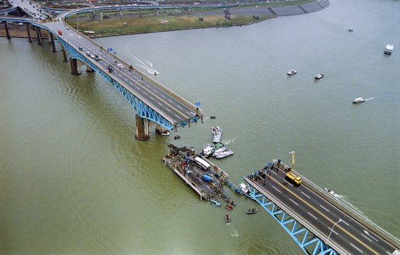 [사진 속 어제와 오늘] 한강 다리 ① 부실 공사로 무너져 내린 성수대교. 1994년 [연합뉴스 자료사진]