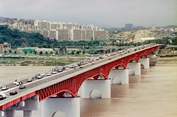 [사진 속 어제와 오늘] 한강 다리 ① 붕괴 참사 2년 8개월 만에 재개통한 성수대교. 1997년 [연합뉴스 자료사진]