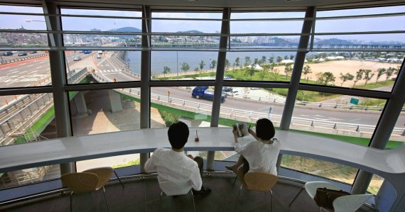 [사진 속 어제와 오늘] 한강 다리 ① 한남대교에 설치한 전망쉼터 개장. 2009년 [연합뉴스 자료사진]
