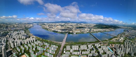 [사진 속 어제와 오늘] 한강 다리 ① 롯데월드타워에서 바라본 한강과 다리. 가운데 왼쪽부터 잠실대교, 잠실철교, 올림픽대교, 천호대교 순서다. 2021년 [연합뉴스 자료사진]