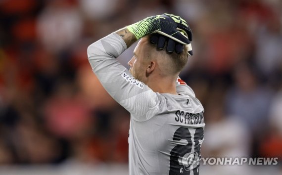 결정적 실수 범한 프라이부르크의 플레컨 골키퍼 epa10117942 Freiburg's goalkeeper Mark Flekken reacts during the German Bundesliga soccer match between SC Freiburg and Borussia Dortmund in Freiburg, Germany, 12 August 2022. EPA/RONALD WITTEK CONDITIONS - ATTENTION: The DFL regulations prohibit any use of photographs as i