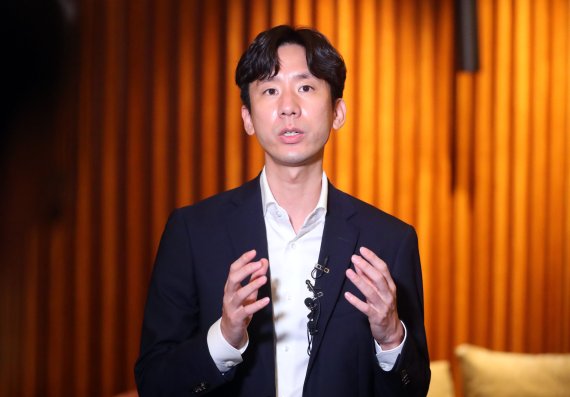 [서울=뉴시스] 배훈식 기자 = 박재욱 쏘카 대표이사가 3일 오전 서울 영등포구 콘래드 서울 호텔에서 열린 쏘카 기업공개(IPO) 기자간담회에 참석해 취재진의 질문에 답하고 있다. 2022.08.03. dahora83@newsis.com