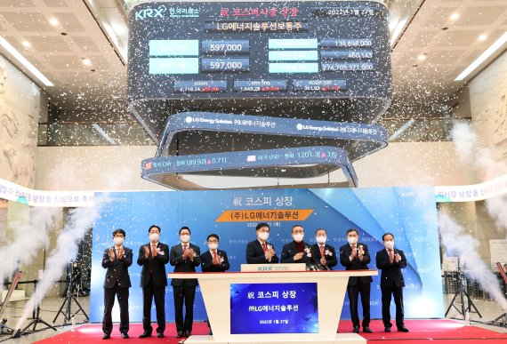 [서울=뉴시스] 고범준 기자 = 손병두 한국거래소 이사장과 권영수 LG에너지솔루션 대표이사가 27일 오전 서울 영등포구 여의도 한국거래소에서 열린 LG에너지솔루션 유가증권시장 신규상장기념식에서 기념촬영을 하고 있다. 왼쪽부터 송영훈 한국거래소 유가증권시장본부장보, 안상환 한국IR협의회 회장, 조상욱 모건스탠리 서울지점 기업금융부문 대표, 임재준 한국거래소 유가증권시장본부장, 손 이사장, 권 대표이사, 이창실 LG에너지솔루션 CFO, 김성현 KB증권 대표이사, 이기헌 상장회사협의회 상근부회장. (공동취재사진) 2022.01.27. p