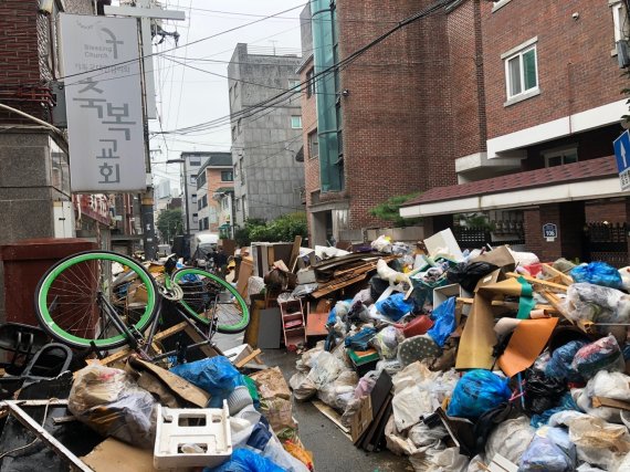 침수 피해가 컸던 서울 관악구 신사동 일대에 지난 13일 쓰레기 더미가 쌓여있다. /뉴스1