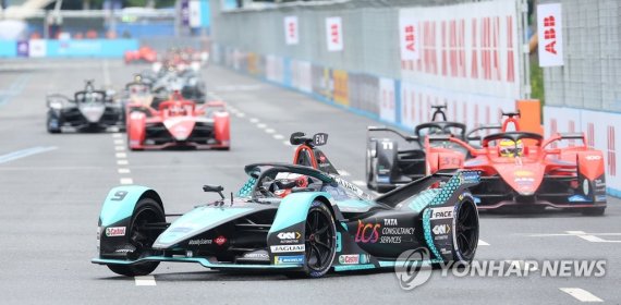 레이스 이끄는 에번스 레이스 이끄는 에반스 (서울=연합뉴스) 김도훈 기자 = 13일 서울 송파구 잠실올림픽주경기장 일대에서 열린 '2022 하나은행 서울 E-프리(E-Prix)' 15라운드 본경기에서 재규어 TCS 레이싱의 미치 에반스(뉴질랜드)가 레이스를 이끌고 있다. 이날 경기에서 에반스는 1위를 차지했다. 2022.8.13 superdoo82@yna.co.kr (끝)