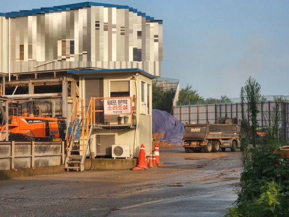 14일 충북 음성군이 골재장 폐기물 관리를 강화해야 한다는 주장이 주민에게 나왔다. 사진은 음성지역 한 골재장.(독자 제공)