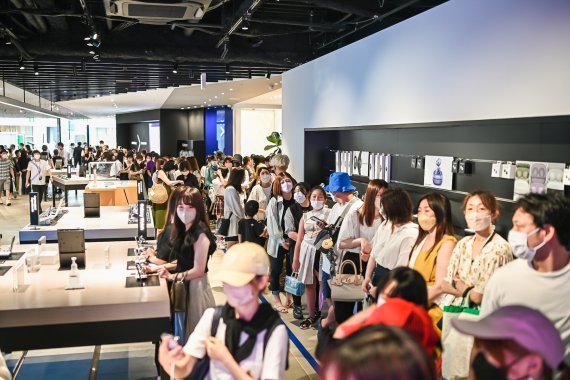 13일 일본 도쿄의 갤럭시 하라주쿠(쇼케이스)에서 소비자들이 '갤럭시Z플립4', '갤럭시Z폴드4' 등 차세대 폴더블폰을 체험하고 있다. 삼성전자 제공