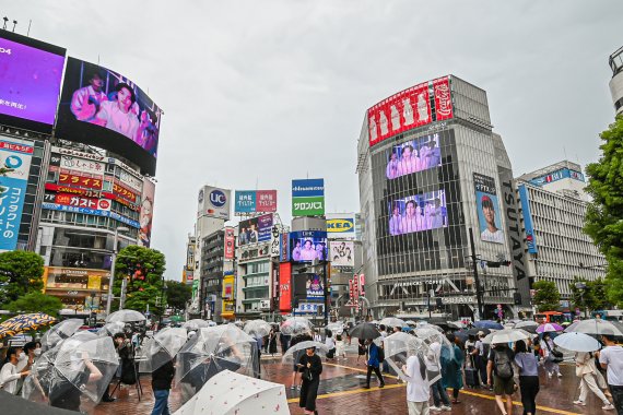 13일 일본 도쿄의 시부야에서 '갤럭시 Z 플립4 X BTS' 디지털 영상이 상영되고 있다. 삼성전자 제공