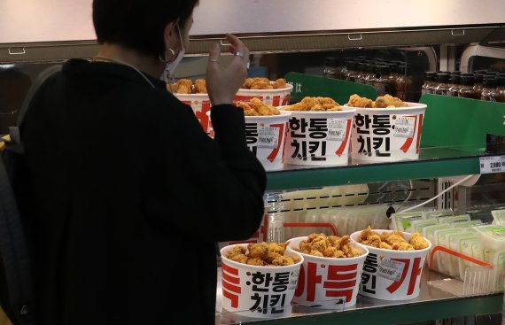 [서울=뉴시스] 이영환 기자 = 저렴한 대형마트의 치킨에 대한 관심이 높아지고 있는 10일 오전 서울 중구 롯데마트 서울역점에서 한통치킨이 판매되고 있다. 롯데마트는 오는 11일 부터 한통치킨을 행사카드로 구매시 정상가에서 7000원 할인된 가격에 판매한다고 전했다. 20hwan@newsis.com