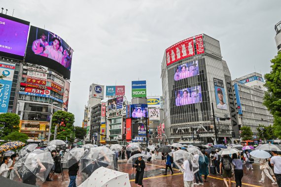 일본 도쿄 시부야에서 '갤럭시 Z 플립4 X BTS' 디지털 영상이 상영되는 모습. 삼성전자 제공