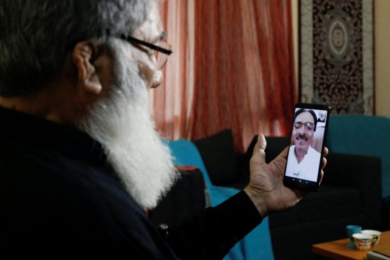 알리 하반 바카이가 파키스탄 카라치에 있는 자택에서 인도 국민인 아비드 하산 바카이와 영상 통화를 하고 있다. ⓒ 로이터=뉴스1
