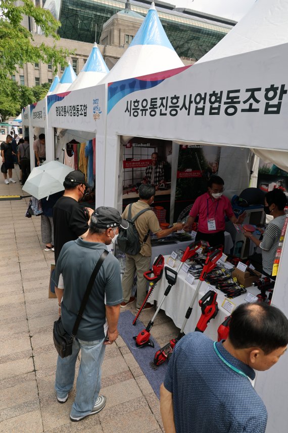 포스트 코로나 시대 경제를 살리고 소상공인의 사기 진작과 소비 촉진을 위해 중소벤처기업부와 소상공인시장진흥공단이 주최하는 백년가게 전시·판매전이 14일 서울광장에서 열려 시민들이 장터를 돌아보고 있다. 사진=서동일 기자