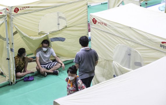 [서울=뉴시스] 김근수 기자 = 서울 지역에 많은 비가 내린 9일 오후 서울 강남구 구룡중학교 체육관에 폭우 피해 이재민들이 구호텐트에서 휴식을 취하고 있다. 2022.08.09. ks@newsis.com