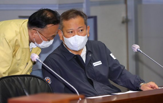 [서울=뉴시스] 배훈식 기자 = 이상민 행정안전부 장관이 14일 오전 서울 종로구 정부서울청사에서 열린 집중호우 대처 및 피해수습 상황 점검회의에 참석해 이한경 행안부 재난관리실장과 대화하고 있다. 2022.08.14. dahora83@newsis.com