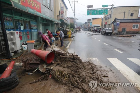 하루아침에 진흙 범벅된 가게 하루아침에 진흙 범벅된 가게 (부여=연합뉴스) 이주형 기자 = 14일 오전 수해 피해가 난 충남 부여군 은산면 일대에서 상인들이 가게 앞을 정리하고 있다. 2022.8.14 coolee@yna.co.kr (끝)