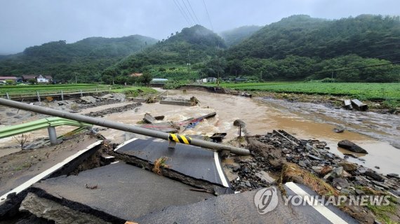 폭우로 파손된 청양 도로 폭우로 파손된 청양 도로 (청양=연합뉴스) 충남 청양군에 폭우가 쏟아진 14일 새벽 남양면 온직2리 도로가 심하게 파손돼 있다. 2022.8.14 [독자 제공. 재판매 및 DB 금지] sw21@yna.co.kr (끝)