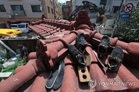 수해 현장은 아직 수해 현장은 아직 (서울=연합뉴스) 류영석 기자 = 14일 오후 서울 관악구 신사동 일대 수해 피해 복구 현장에 젖은 신발들이 지붕에 놓여 있다. 2022.8.14 ondol@yna.co.kr (끝)