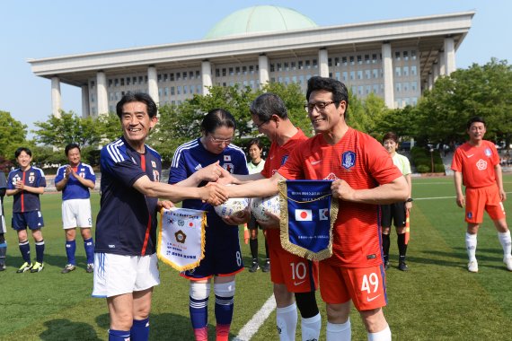 17일 서울 여의도 국회운동장에서 열린 제10회 한·일 국회의원 축구대회에서 양국 의원들이 경기 전 사인볼과 팬던트를 교환하고 있다. 이번 행사는 축구 교류를 통한 양국 의회 간 우호협력을 증진시키기 위해 마련됐다. 2017.6.17/뉴스1 ⓒ News1 오대일 기자