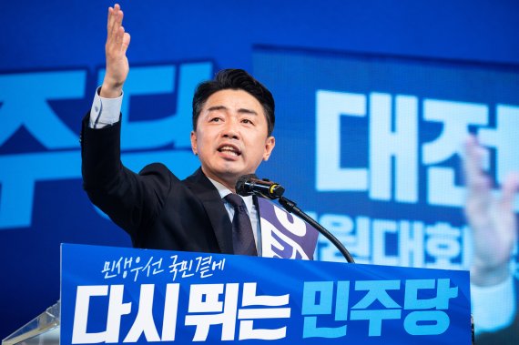 강훈식 더불어민주당 당대표 후보가 14일 대전 한밭종합운동장 충무실내체육관에서 열린 민주당 당대표 및 최고위원 후보자 대전·세종시당 합동연설회에서 정견 발표를 하고 있다. 2022.8.14/뉴스1 /