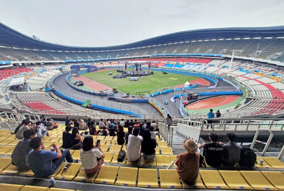 ABB 포뮬러 E 2022 월드 챔피언십 하나은행 서울 E-프리(E-PRIX) 15라운드 대회날인 13일 서울 송파구 잠실종합운동장 서킷을 찾은 관중들이 예선을 관람 하고 있다. 2022.8.13/뉴스1 ⓒ News1 장수영 기자