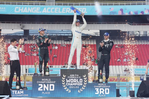 14일 서울 송파구 잠실종합운동장 일원에서 열린 ABB 포뮬러E 챔피언십 '2022 하나은행 서울 E-Prix(E-프리) 16라운드' 본선 경기 종료 후 2021-22 시즌 챔피언에 등극한 메르세데스-EQ의 스토펠 반도른이 포디움에 올라 환호하고 있다. 2022.8.14/뉴스1 ⓒ News1 조태형 기자